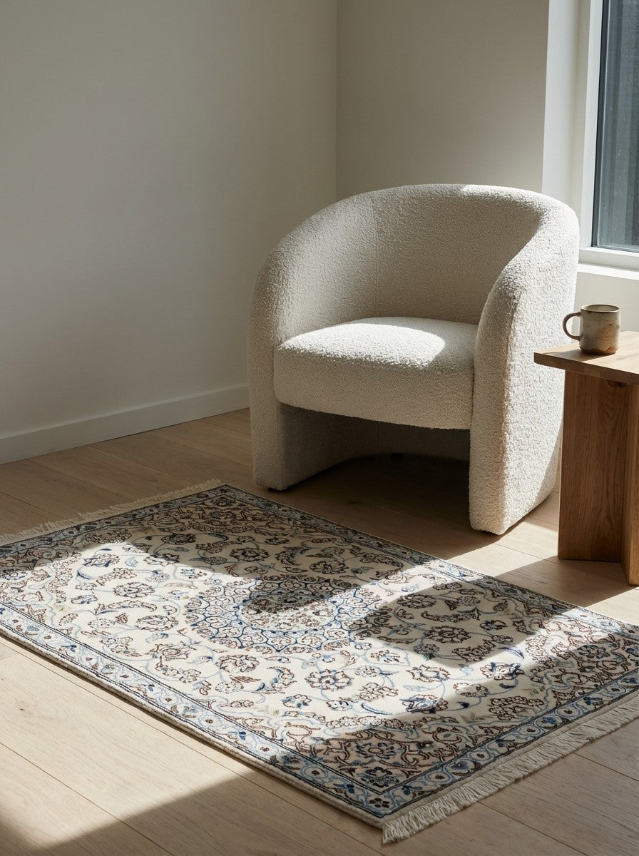 Nain 9La — Hand-knotted, 88x138 cm, Beige, 100% Virgin Wool | Detail view