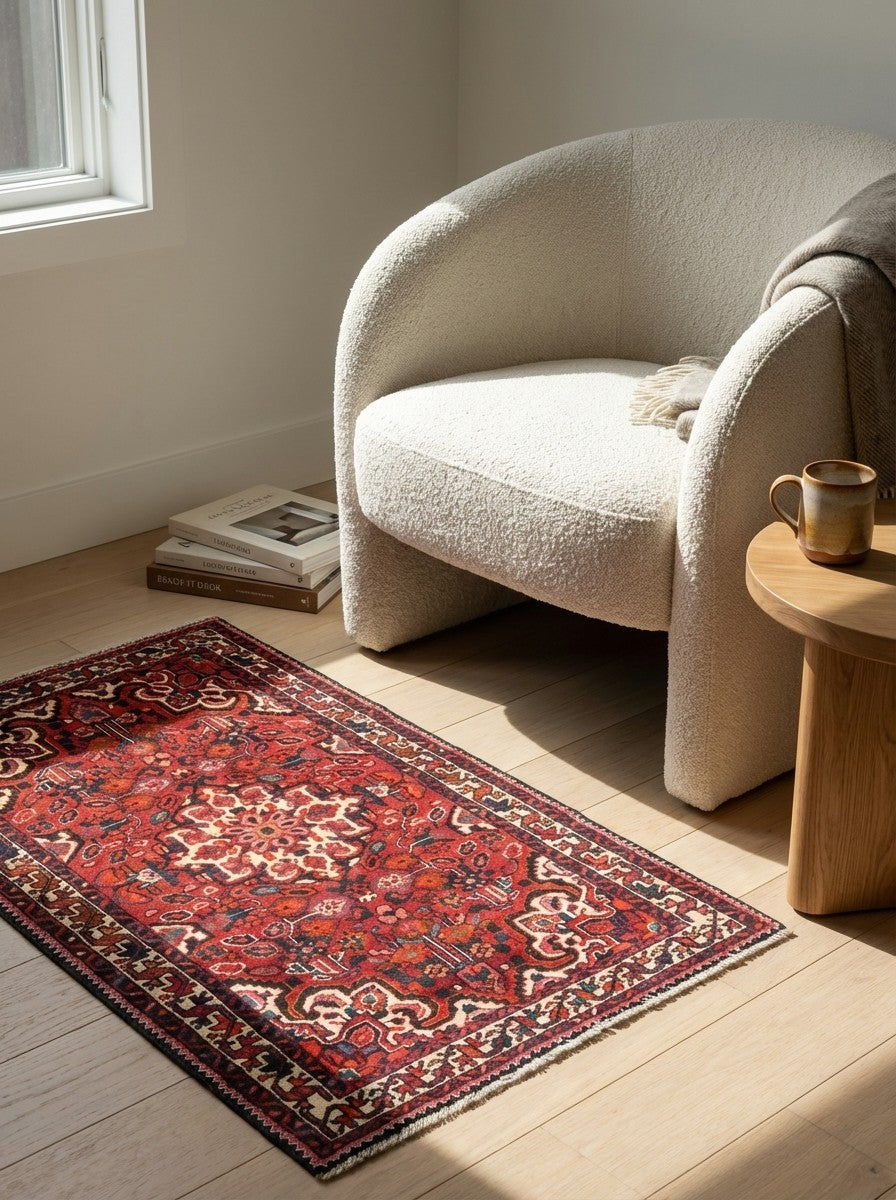 Hamadan — Hand-knotted, 106x176 cm, Red, 100% Virgin Wool | Detail view