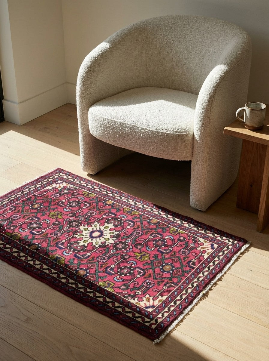 Hosseinabad — Hand-knotted, 71x115 cm, Red, 100% Virgin Wool | Detail view