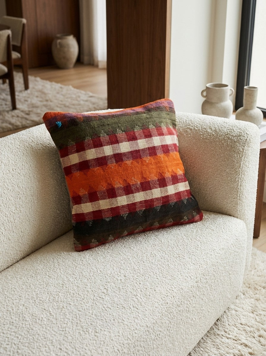 Kelim Kissen — Handmade, 65x65 cm, Multicolor, 100% Virgin Wool | Detail view