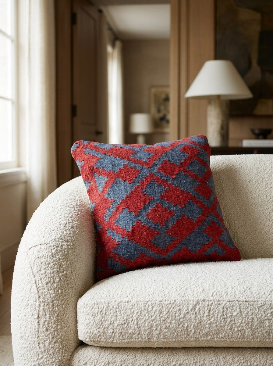 Kelim Kissen — Handmade, 65x65 cm, Red, 100% Virgin Wool | Detail view