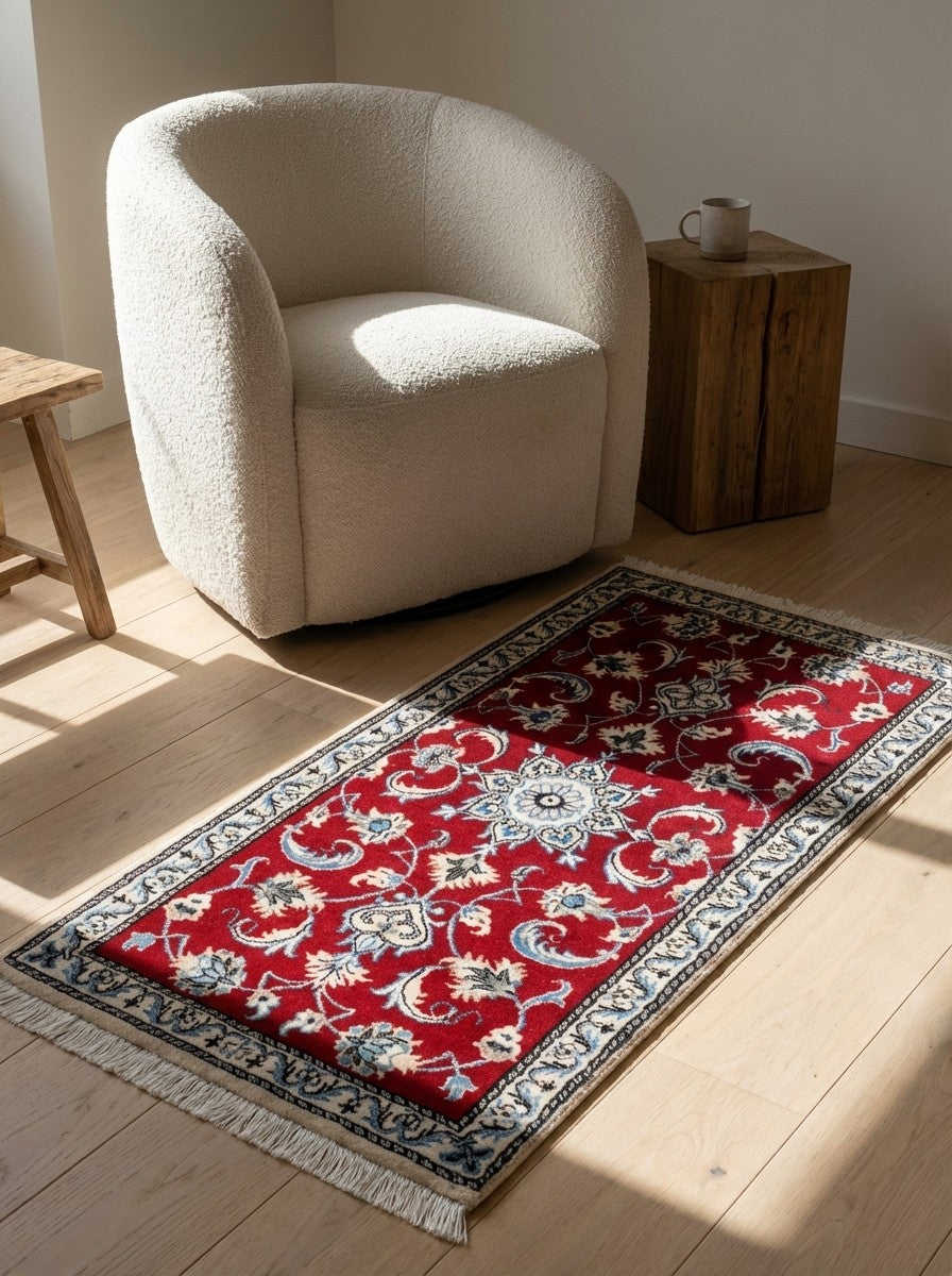 Nain 12La — Hand-knotted, 69x138 cm, Red, 100% Virgin Wool | Detail view
