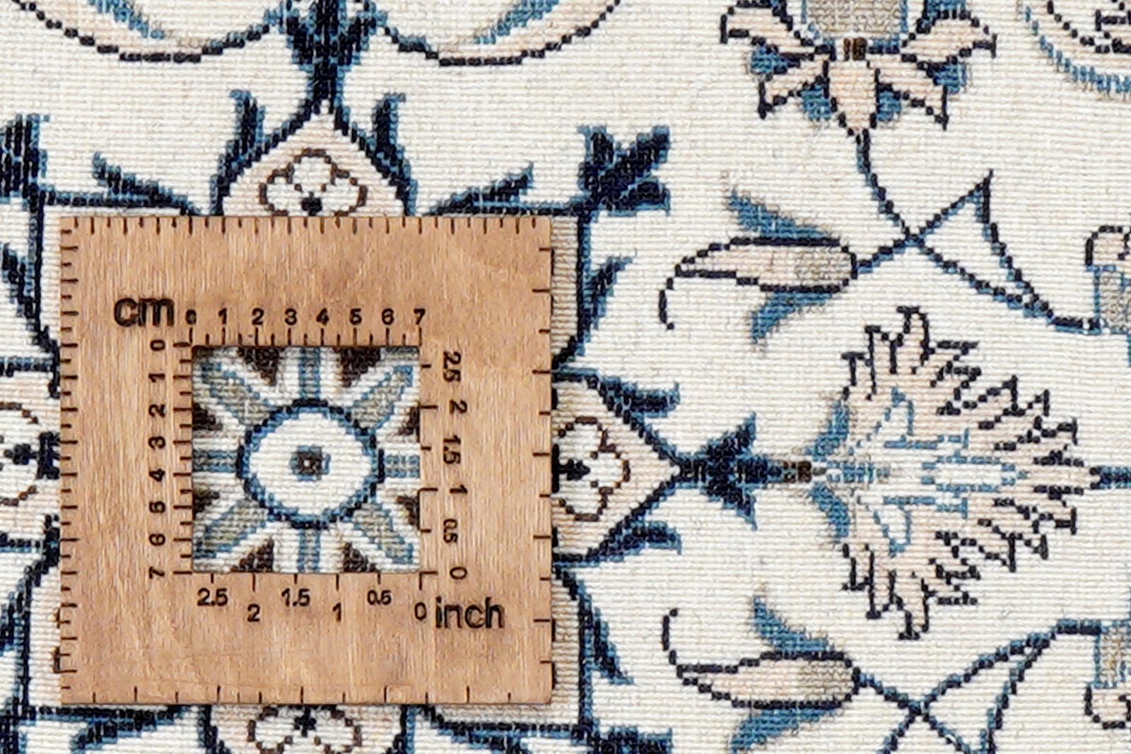 Nain 12La — Hand-knotted, 68x138 cm, Beige, 100% Virgin Wool | View 8