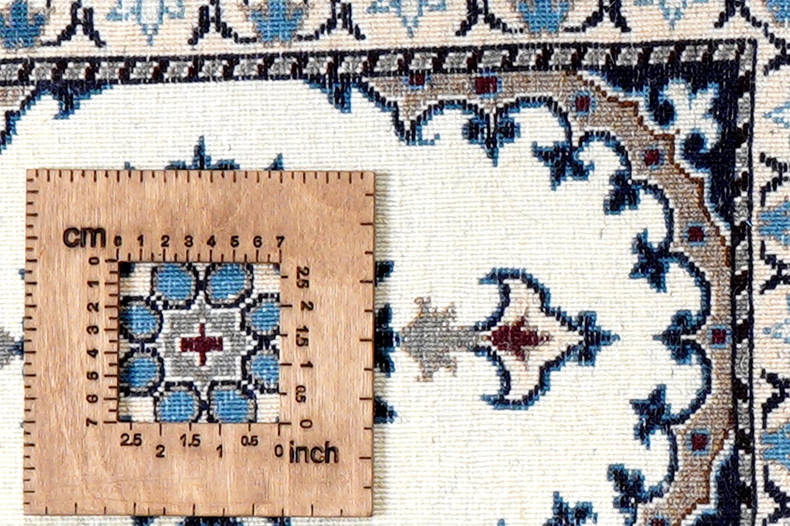 Nain 12La — Hand-knotted, 38x60 cm, Beige, 100% Virgin Wool | View 8