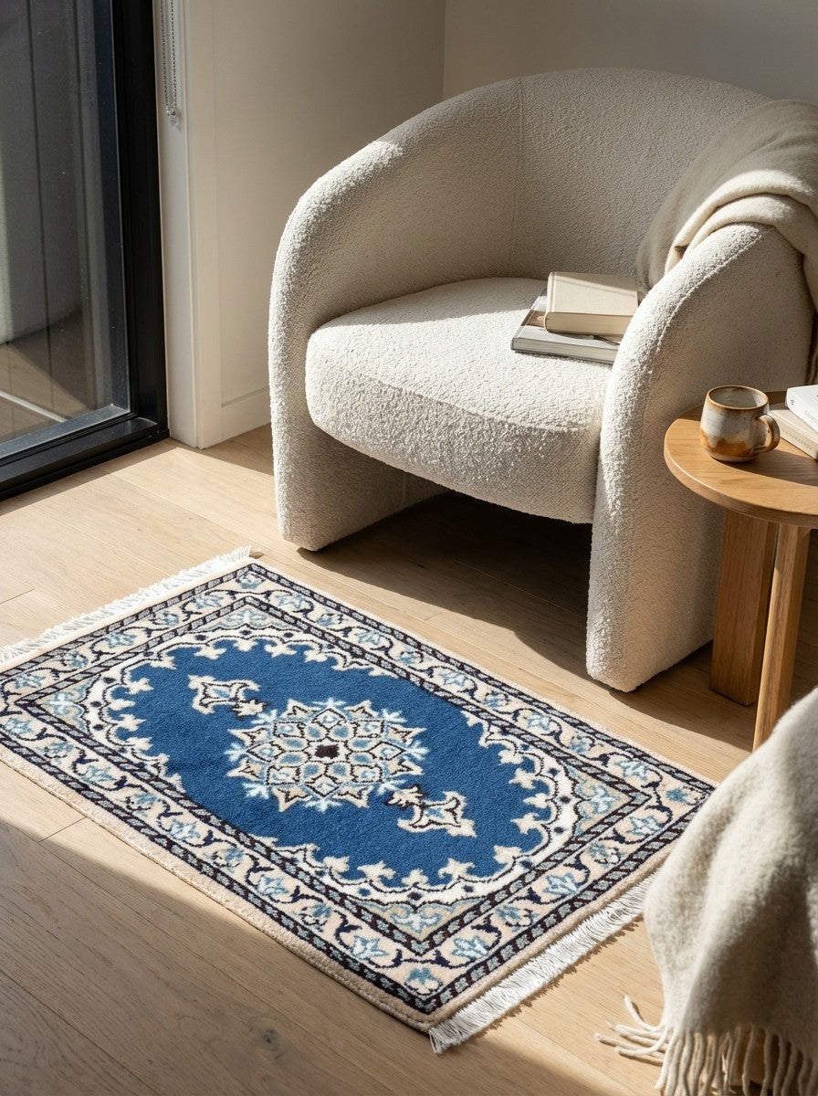 Nain 12La — Hand-knotted, 39x59 cm, Blue, 100% Virgin Wool | Detail view