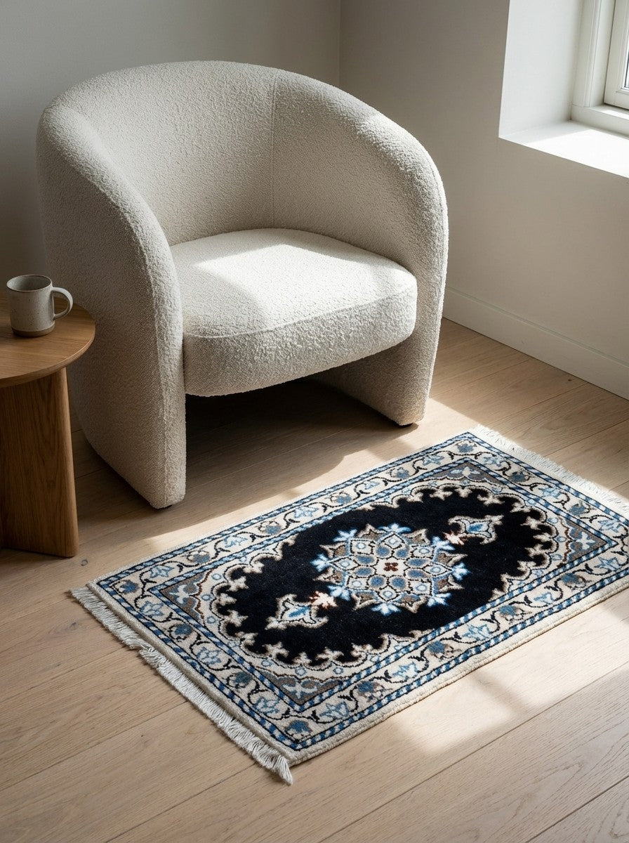 Nain 12La — Hand-knotted, 40x62 cm, Blue, 100% Virgin Wool | Detail view