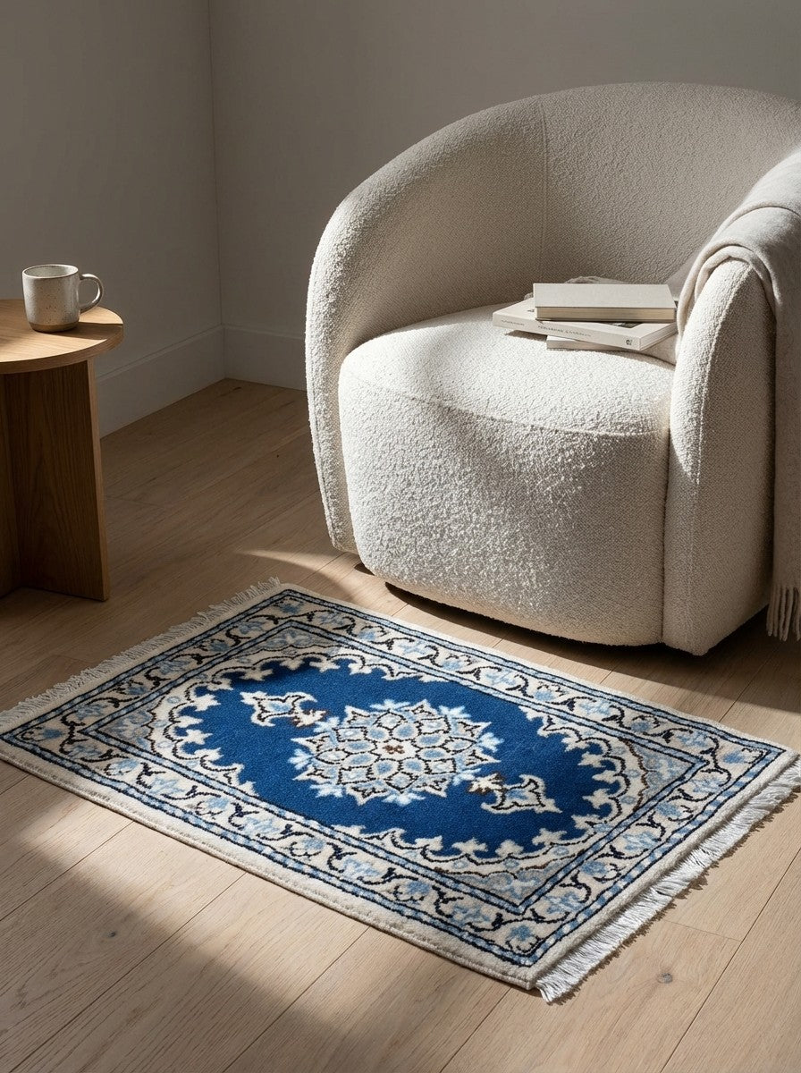 Nain 12La — Hand-knotted, 39x57 cm, Blue, 100% Virgin Wool | Detail view