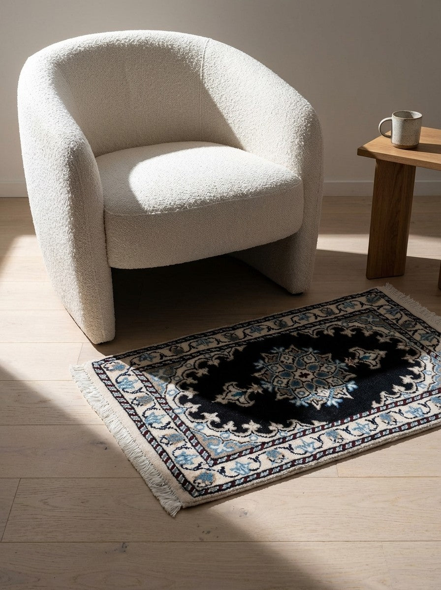 Nain 12La — Hand-knotted, 40x61 cm, Blue, 100% Virgin Wool | Detail view