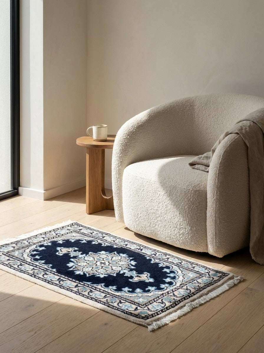 Nain 12La — Hand-knotted, 41x61 cm, Blue, 100% Virgin Wool | Detail view