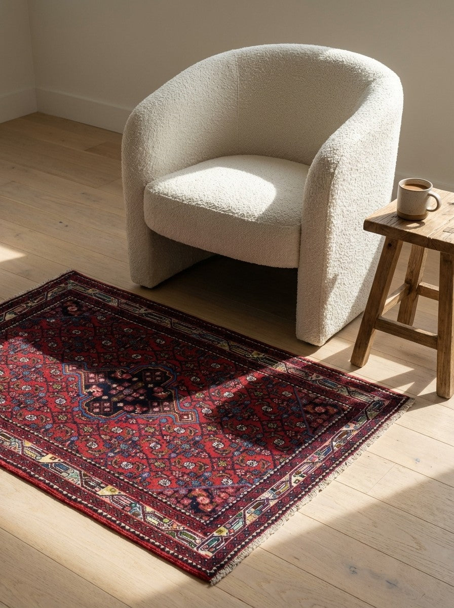 Assadabad — Hand-knotted, 113x163 cm, Red, 100% Virgin Wool | Detail view