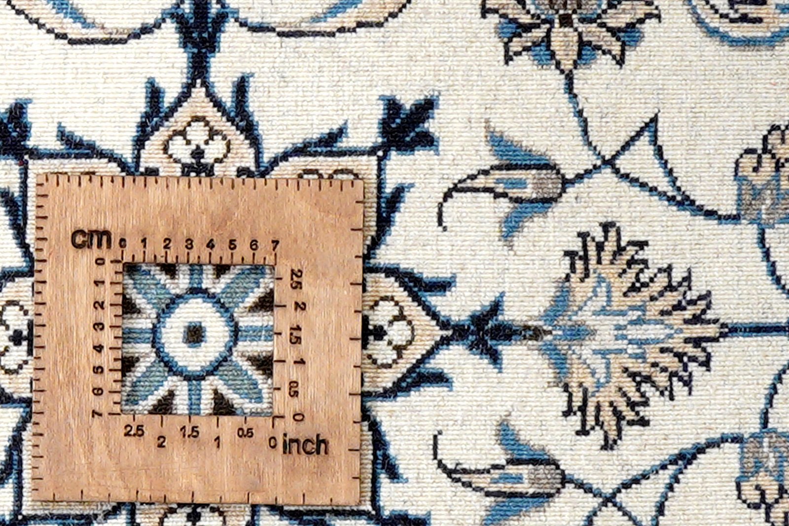 Nain 12La — Hand-knotted, 71x136 cm, Beige, 100% Virgin Wool | View 8
