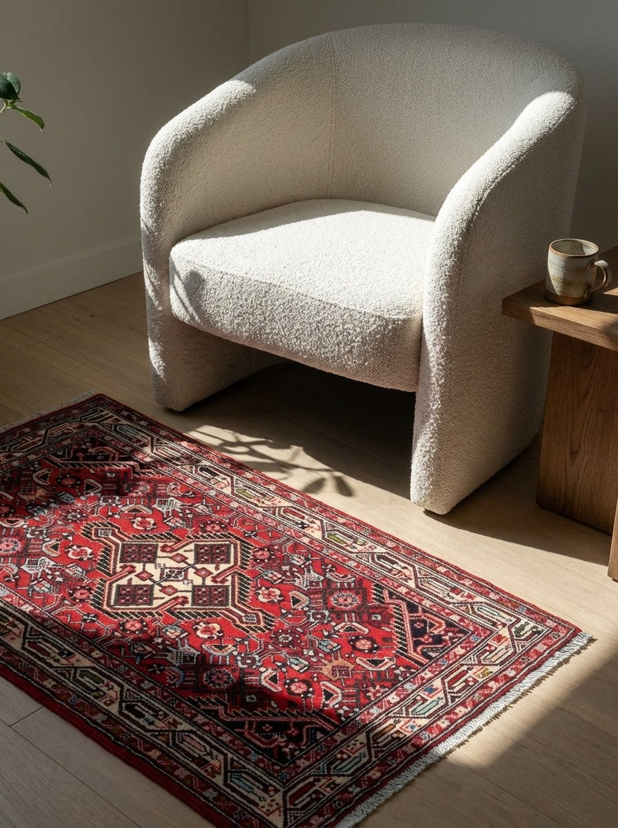 Assadabad — Hand-knotted, 81x130 cm, Red, 100% Virgin Wool | Detail view