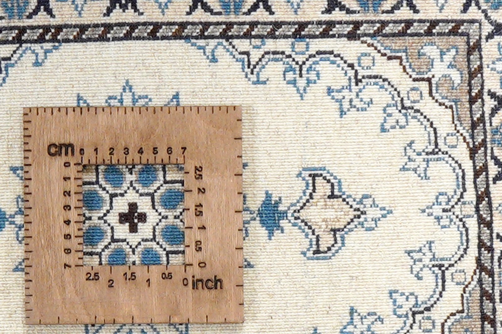 Nain 12La — Hand-knotted, 39x62 cm, Beige, 100% Virgin Wool | View 8