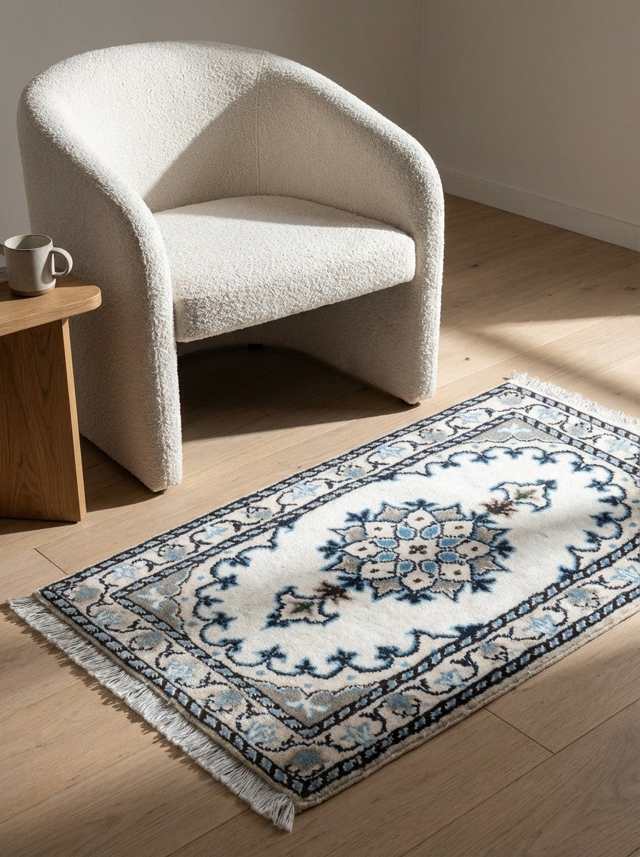 Nain 12La — Hand-knotted, 38x67 cm, Beige, 100% Virgin Wool | Detail view