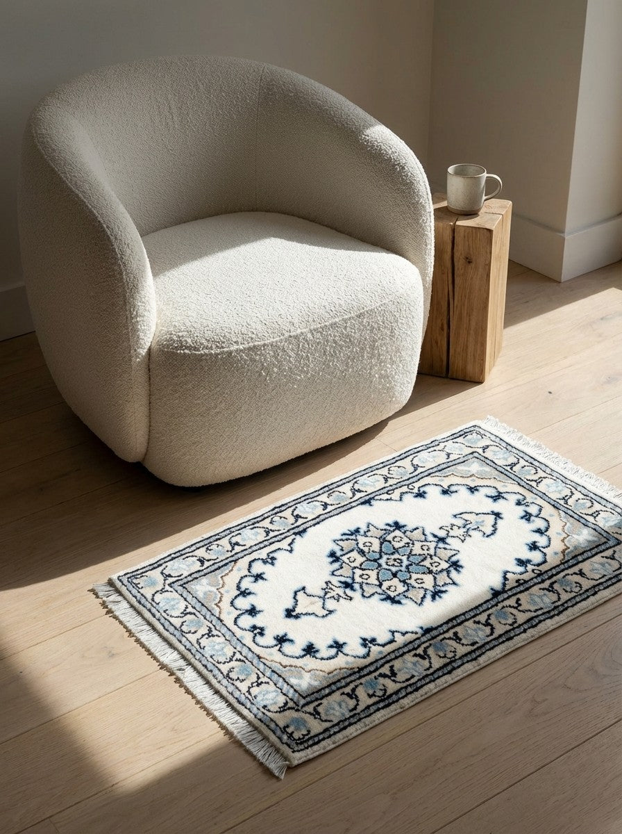 Nain 12La — Hand-knotted, 39x63 cm, Beige, 100% Virgin Wool | Detail view
