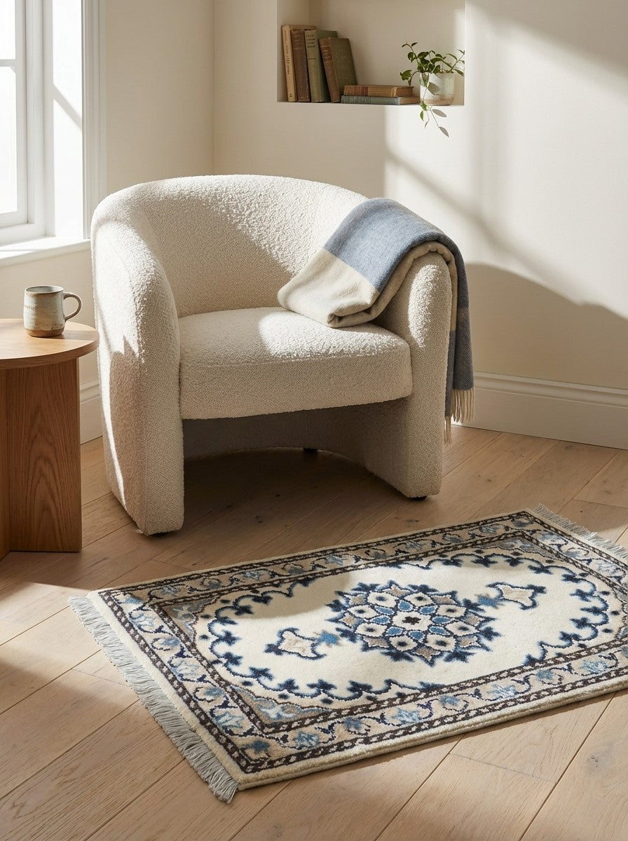 Nain 12La — Hand-knotted, 39x60 cm, Beige, 100% Virgin Wool | Detail view