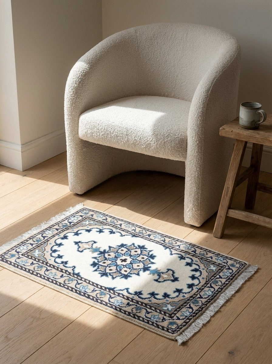 Nain 12La — Hand-knotted, 39x58 cm, Beige, 100% Virgin Wool | Detail view
