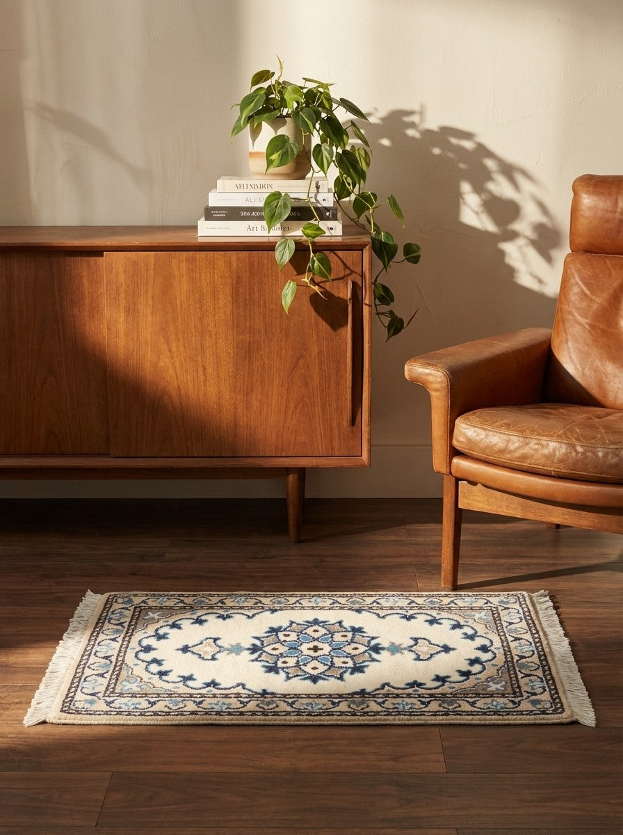 Nain 12La — Hand-knotted, 39x58 cm, Beige, 100% Virgin Wool | Back view