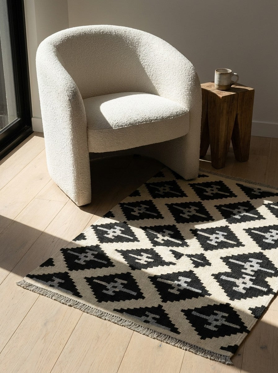 Kelim Gashgai — Handmade, 82x112 cm, Black, 100% Virgin Wool | Detail view
