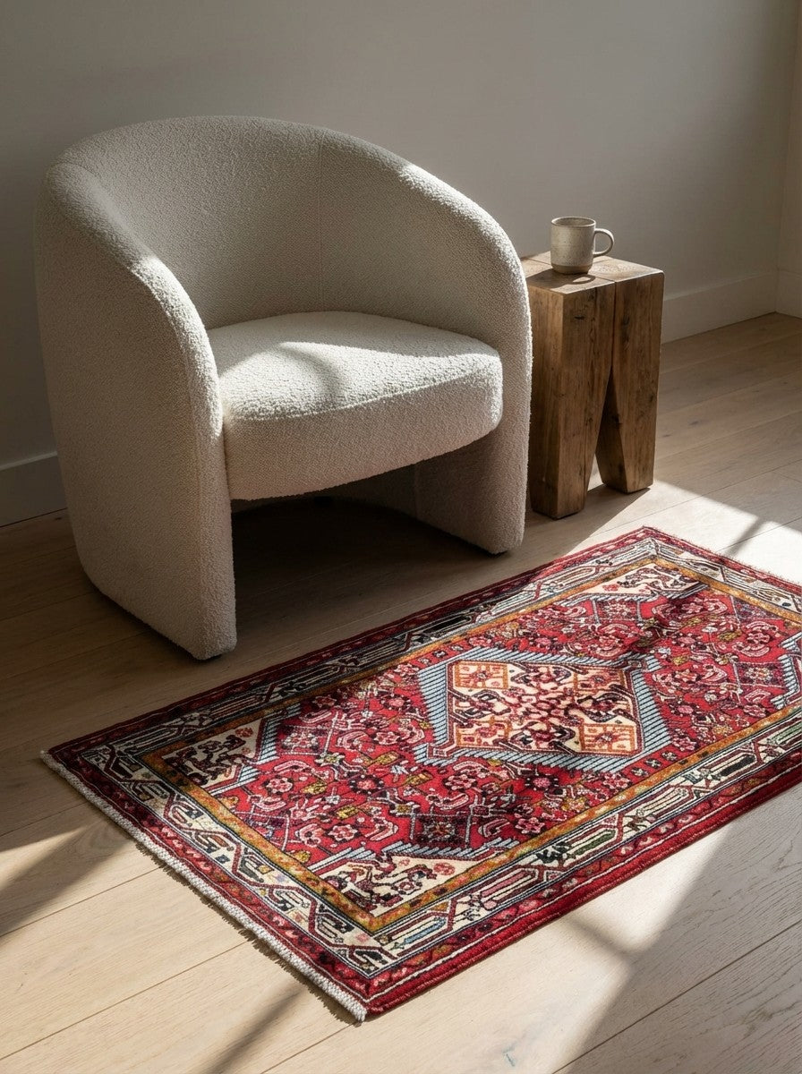 Assadabad — Hand-knotted, 73x118 cm, Red, 100% Virgin Wool | Detail view