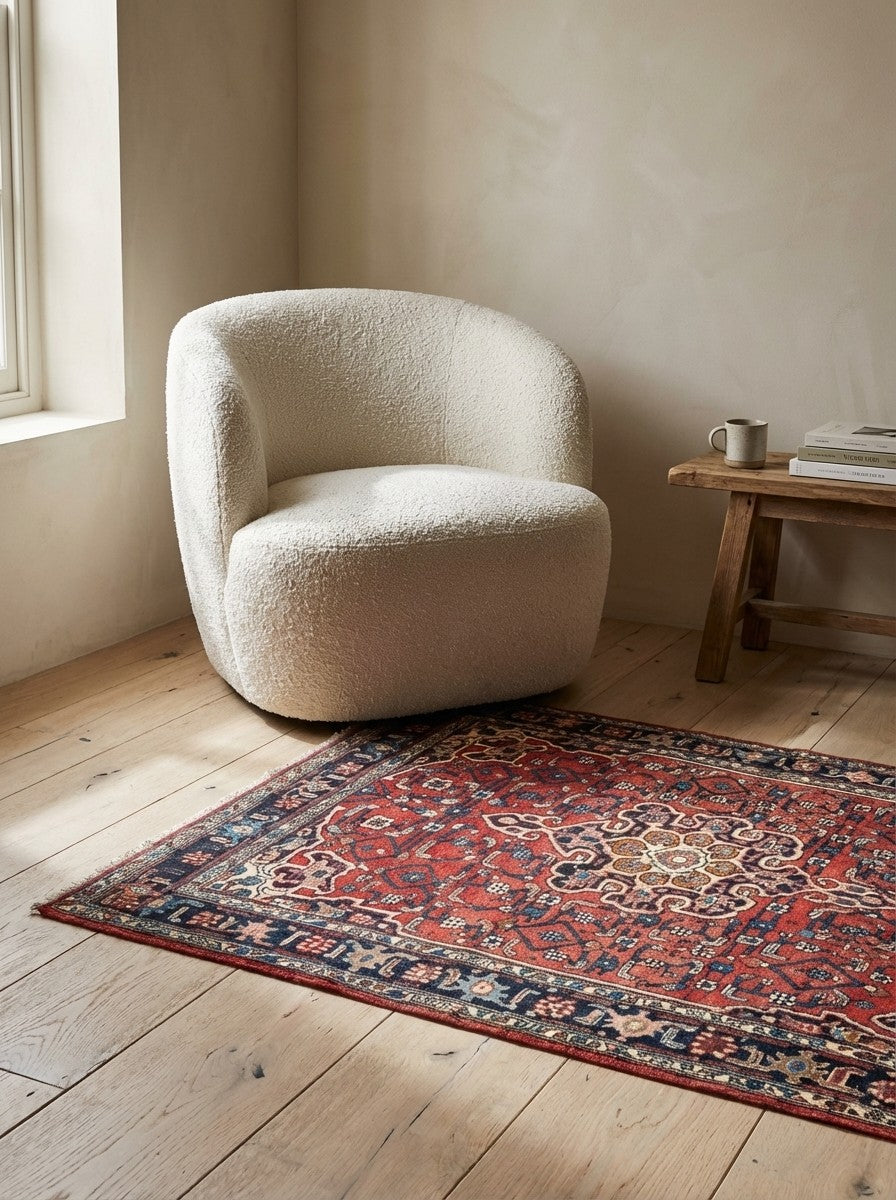 Heritage — Hand-knotted, 108x168 cm, Red, 100% Virgin Wool | Detail view