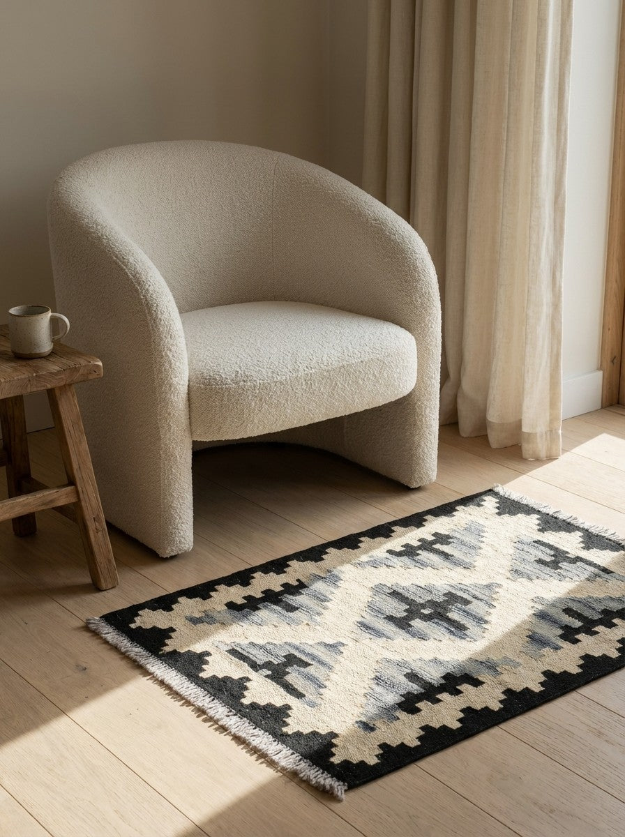 Kelim Gashgai — Handmade, 46x60 cm, Beige, 100% Virgin Wool | Detail view