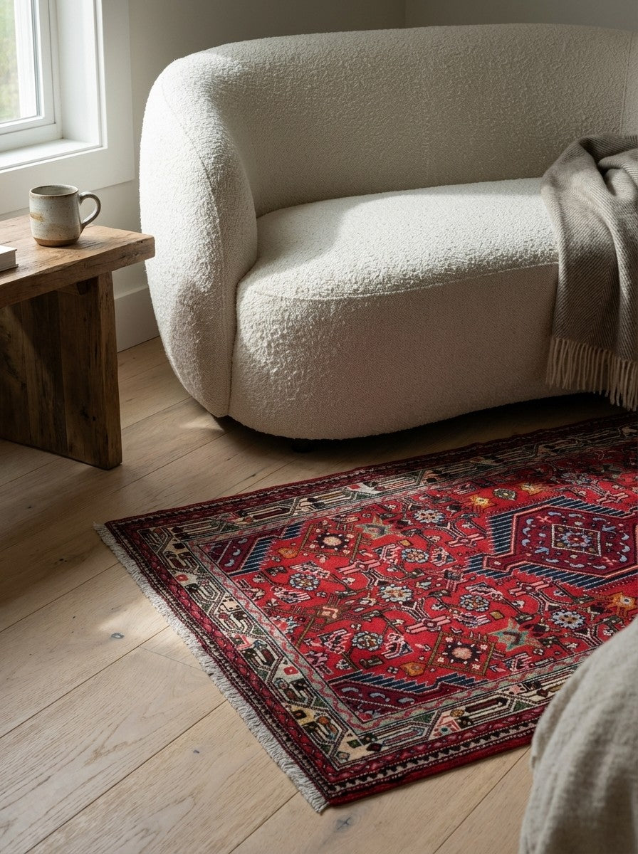 Assadabad — Hand-knotted, 102x148 cm, Red, 100% Virgin Wool | Detail view