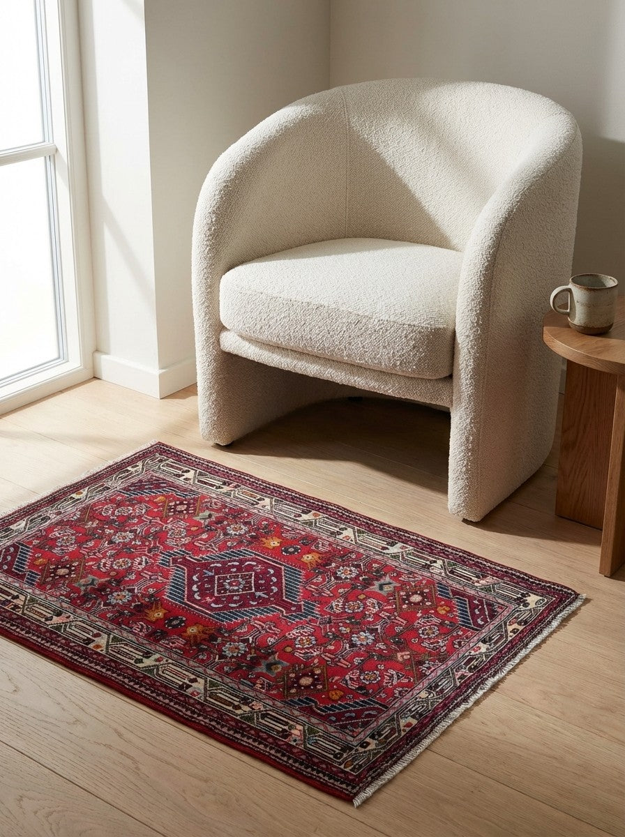 Assadabad — Hand-knotted, 102x154 cm, Red, 100% Virgin Wool | Detail view