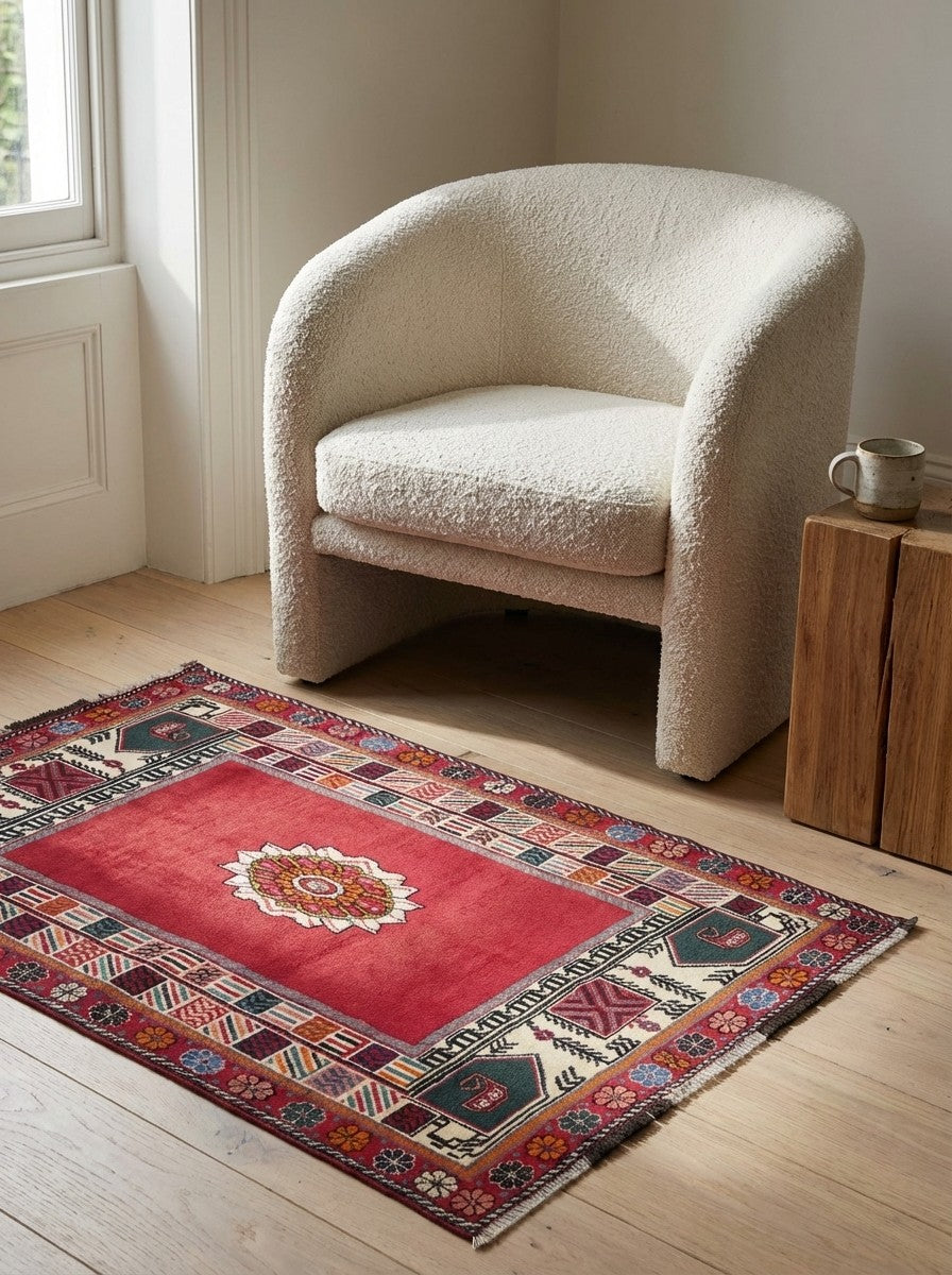 Gashgai — Hand-knotted, 108x159 cm, Red, 100% Virgin Wool | Detail view