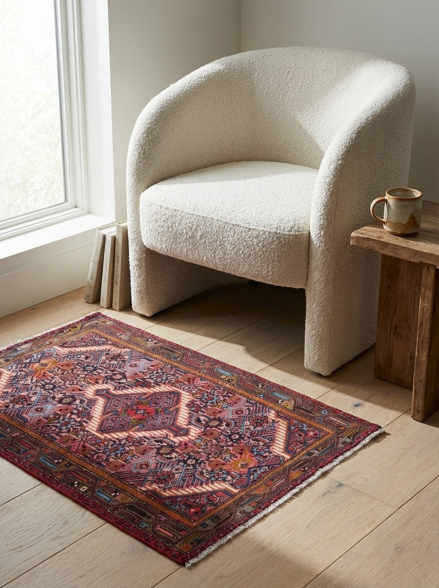 Assadabad — Hand-knotted, 81x124 cm, Red, 100% Virgin Wool | Detail view