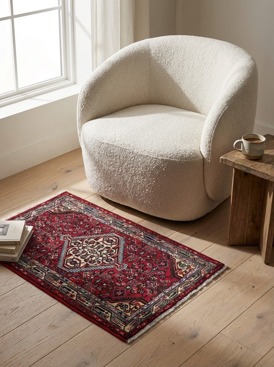 Assadabad — Hand-knotted, 81x136 cm, Red, 100% Virgin Wool | Detail view