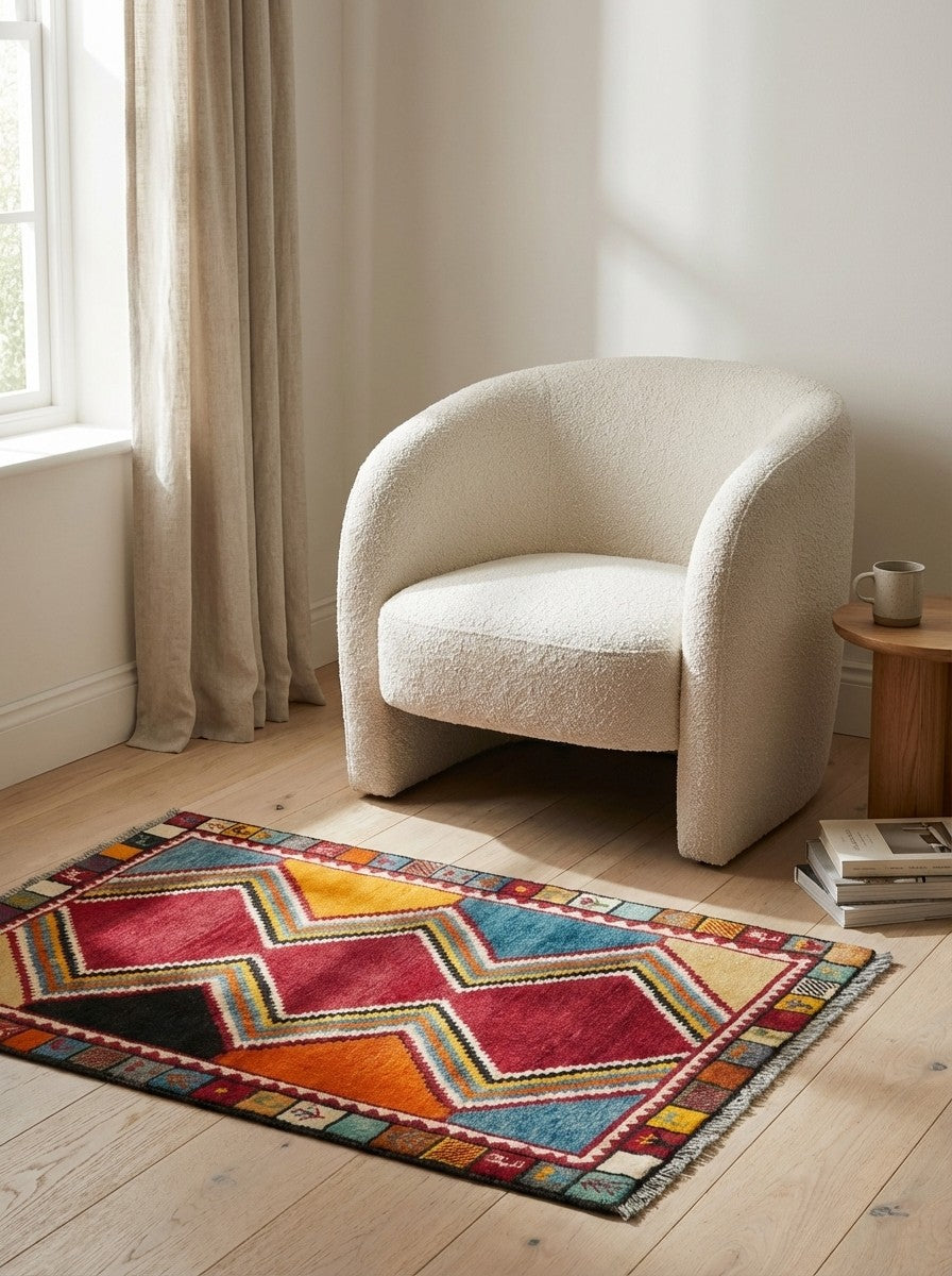 Gashgai — Hand-knotted, 101x148 cm, Red, 100% Virgin Wool | Detail view