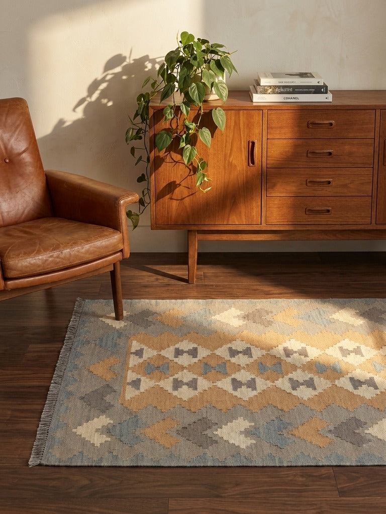 Kelim Gashgai — Handmade, 120x166 cm, Beige, 100% Virgin Wool | Back view
