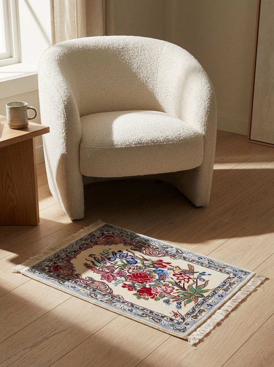 Isfahan — Hand-knotted, 37x51 cm, Beige, 100% Virgin Wool | Detail view