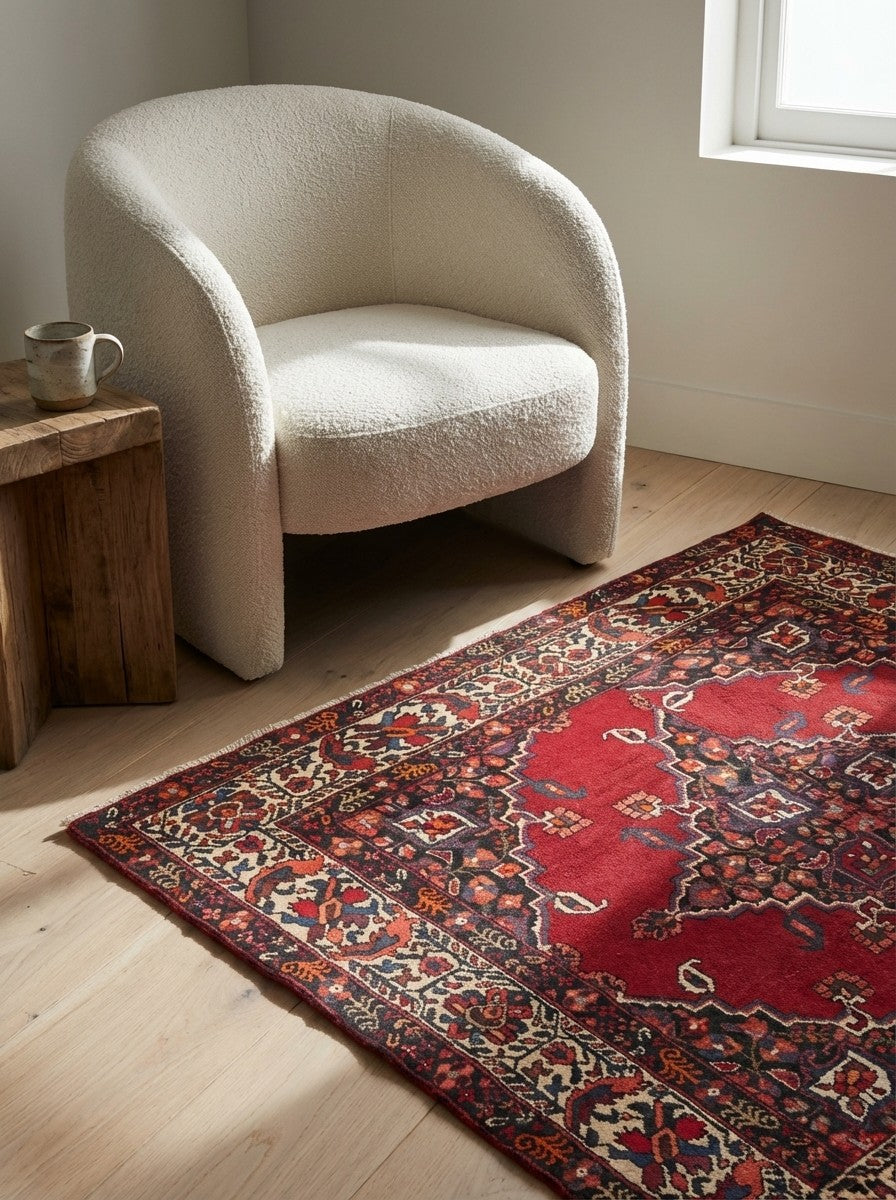 Ferdos — Hand-knotted, 113x162 cm, Red, 100% Virgin Wool | Detail view